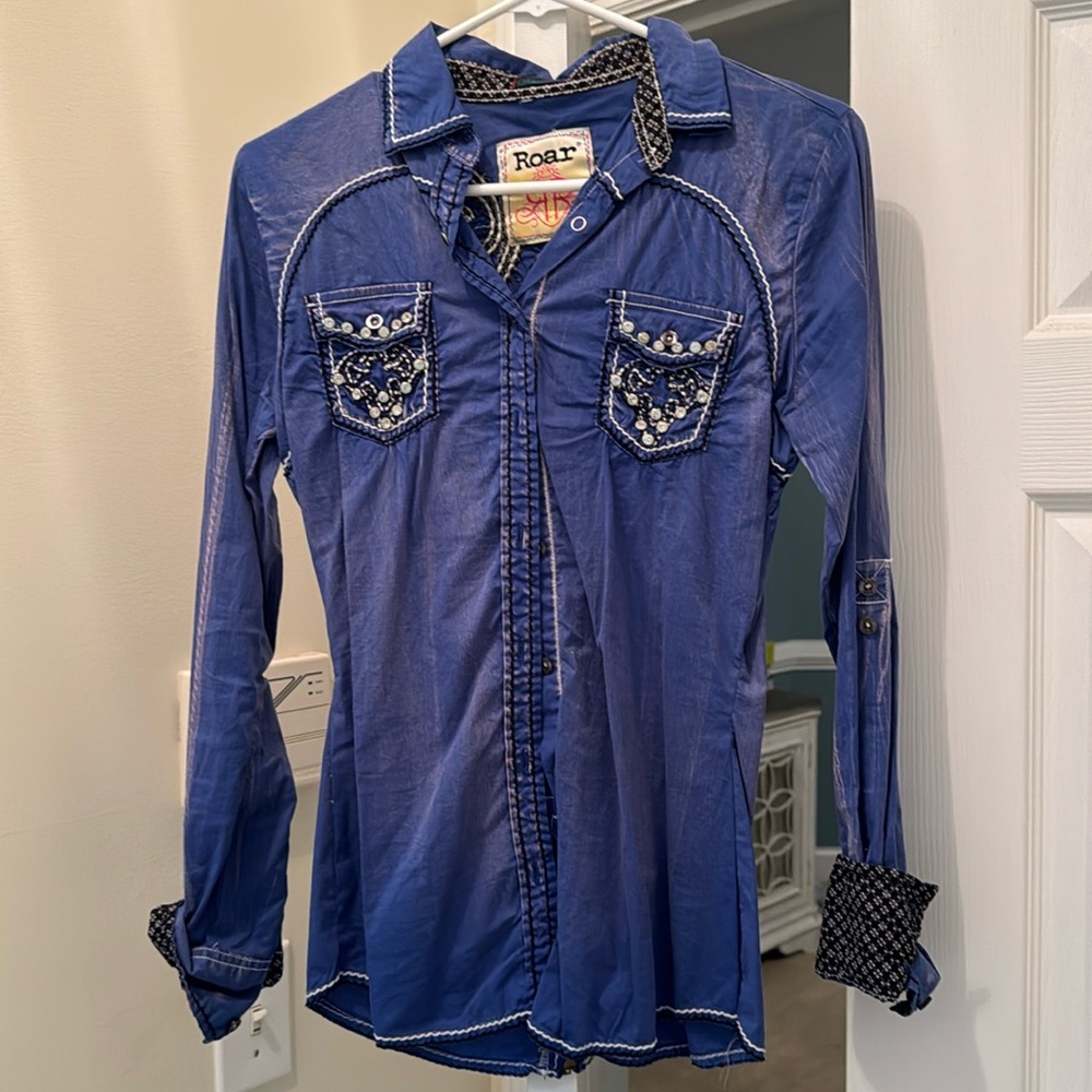 Roar button up M